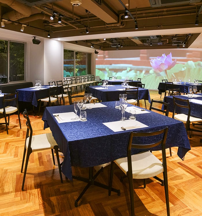 セッティングされたテーブルと、プロジェクターに映し出された四季の映像