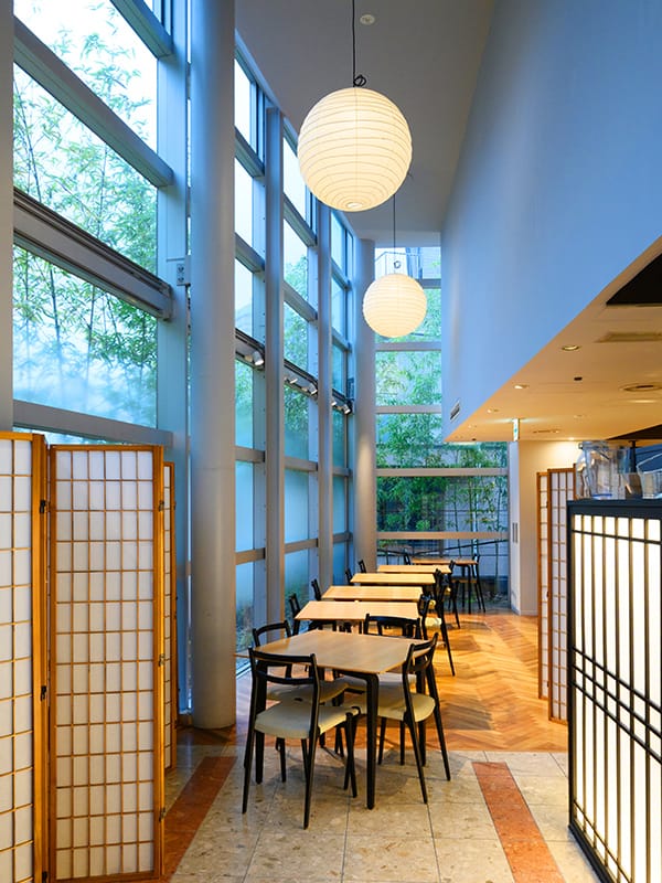 レストランにテーブルとイスが整然と並んでいる様子