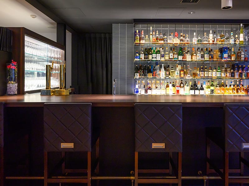 バーカウンターの全景