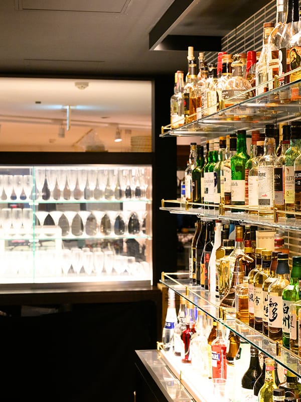 バーにたくさんのお酒が陳列されている様子